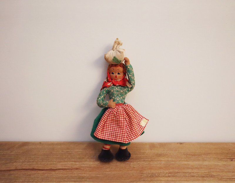 【Little Fairies】葡萄牙古董老件刺繡布娃娃-頭頂包裹(小) - 公仔/玩偶 - 棉．麻 紅色