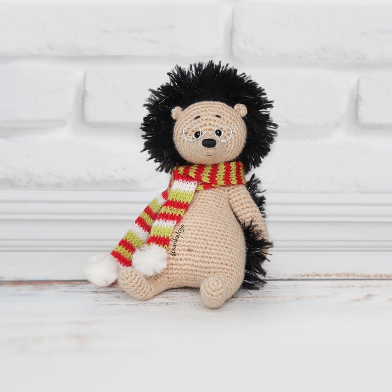Crochet pattern Hedgehog book lover, PDF Digital Download, DIY amigurumi toy - 手工藝教學/工具書 - 其他材質 