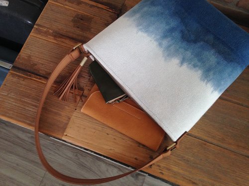 Indigo dyed &amp;#x27;Linna&amp;#x27; linen shoulder bag