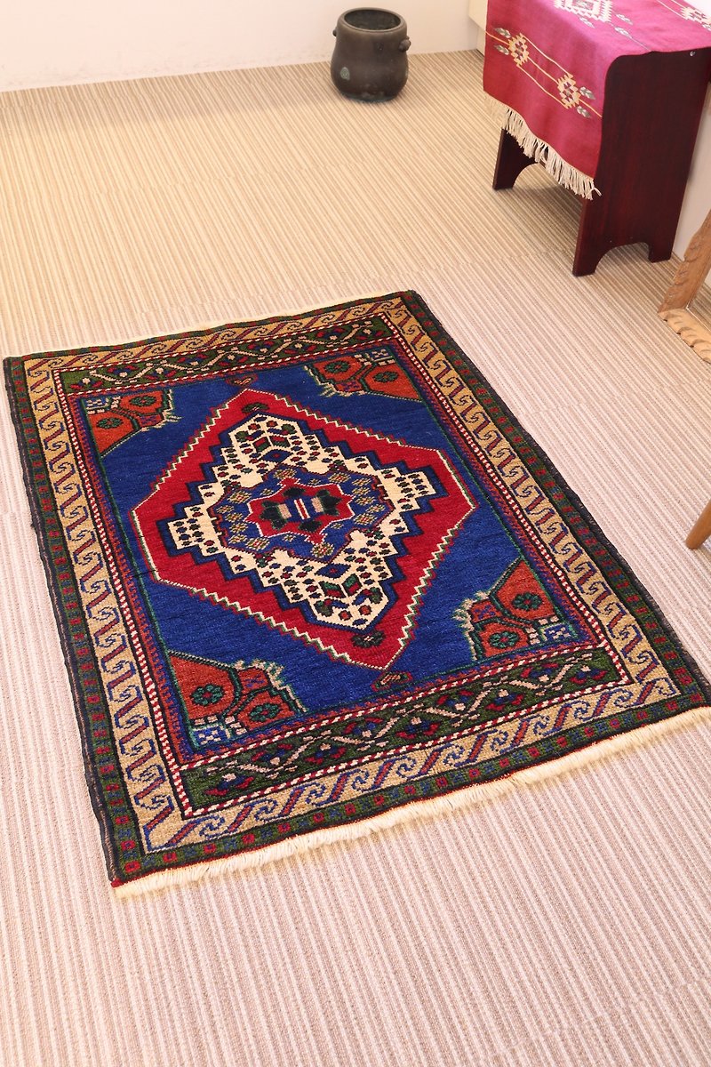 Beautiful blue and red hand-woven carpet Plant dyed wool rug Turkish kilim 108 × 84cm - ผ้าห่ม - วัสดุอื่นๆ สีน้ำเงิน