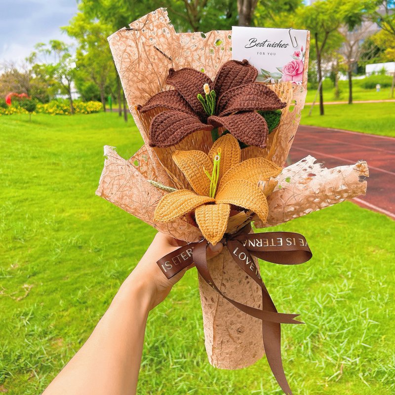 Handmade Crocheted Vintage-Style Lily Bouquet - Brown Tones - ช่อดอกไม้แห้ง - ผ้าฝ้าย/ผ้าลินิน สีนำ้ตาล