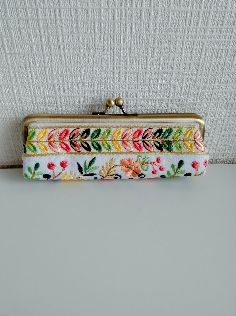 Embroidered Pencil Case - กล่องดินสอ/ถุงดินสอ - ผ้าฝ้าย/ผ้าลินิน หลากหลายสี