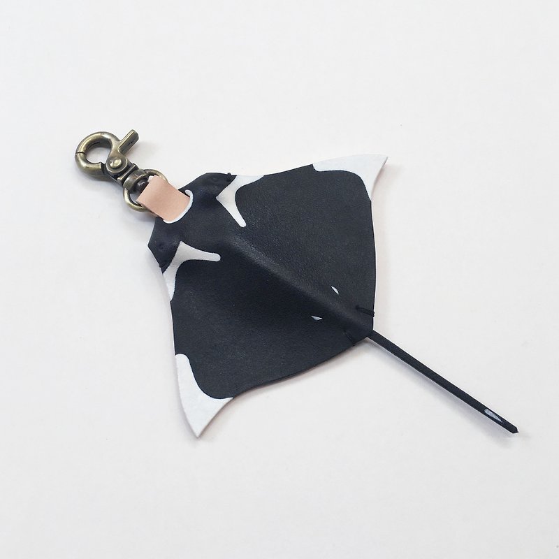 Original animal series ghost manta ray (stingray) pendant hanging buckle leather goods leather carving - พวงกุญแจ - หนังแท้ สีดำ