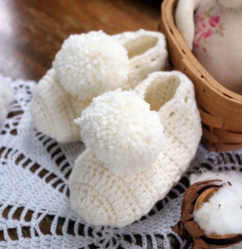 Handmade-Creamy White-Baby Shoes-Hand Knitted Warmth-Soft Organic Merino Wool-Miyue Gift - รองเท้าเด็ก - ขนแกะ ขาว