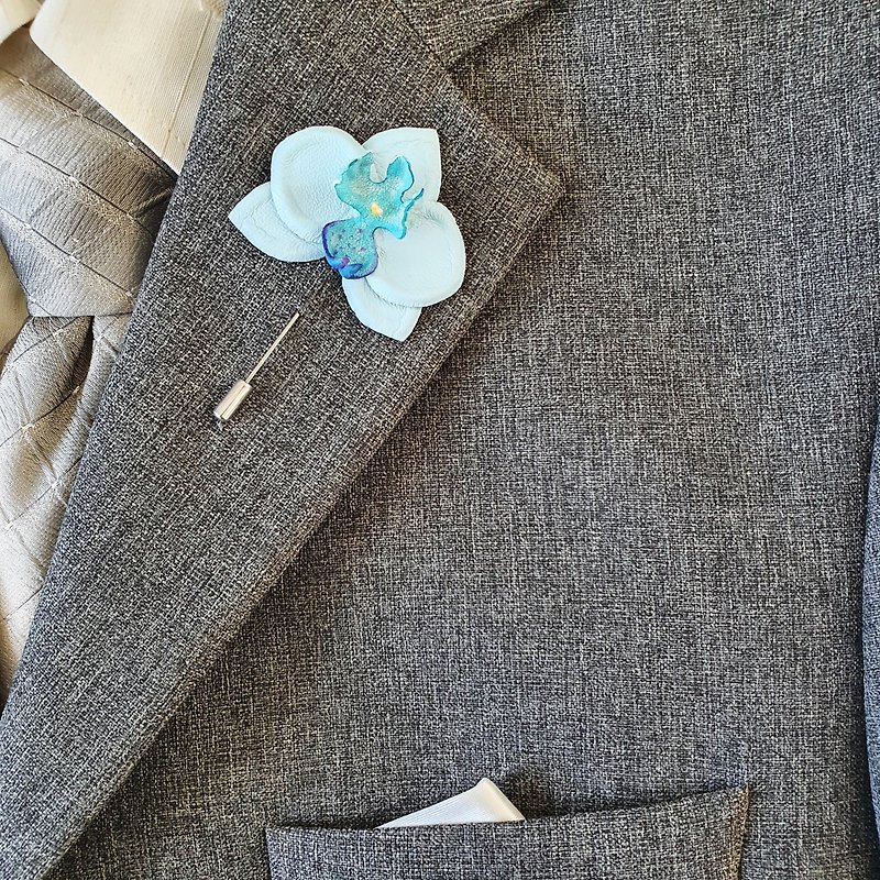Men's lapel pin sky blue orchid Leather boutonniere 3rd wedding anniversary gift - 胸針 - 真皮 藍色