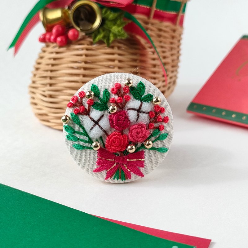 Christmas bouquet embroidered brooch - เข็มกลัด - ผ้าฝ้าย/ผ้าลินิน สีแดง