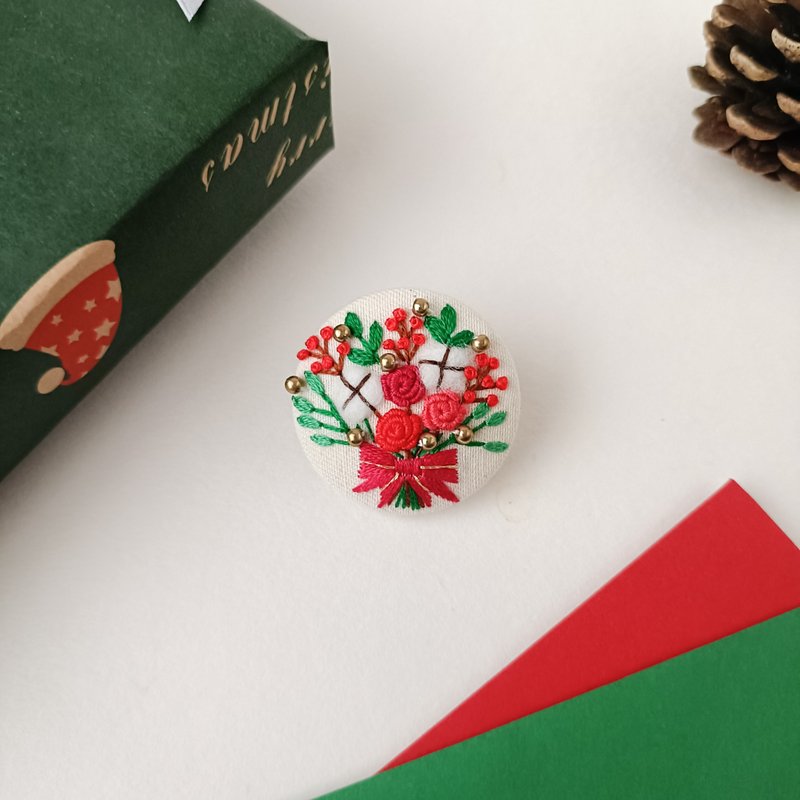 聖誕花束刺繡胸針 - 胸針 - 棉．麻 紅色