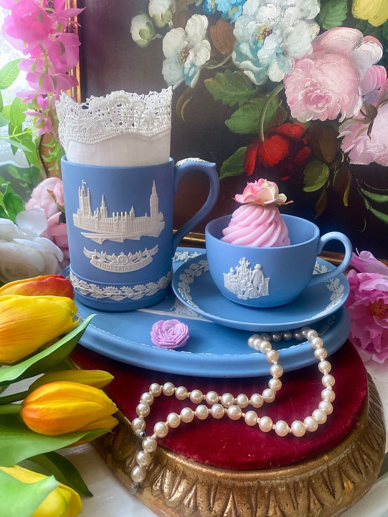 British made Wedgwood jasper 1974 blue embossed Christmas commemorative mug antique mug - แก้วมัค/แก้วกาแฟ - เครื่องลายคราม สีน้ำเงิน