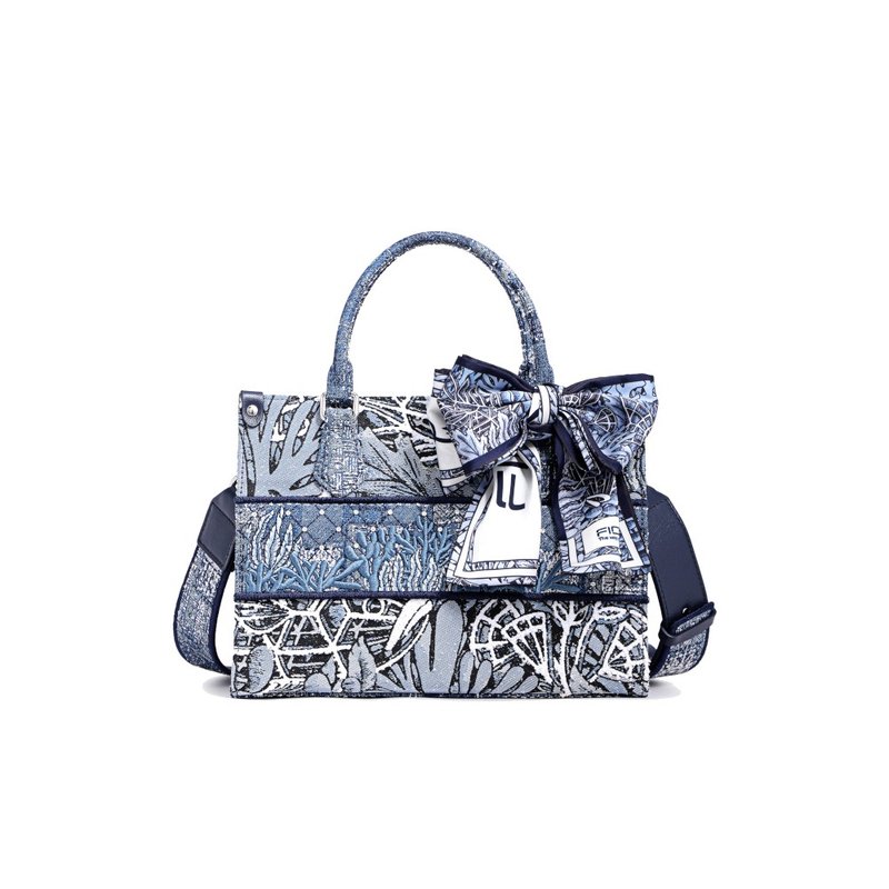 Jayde Fish Jacquard with Woven Tote Bag - กระเป๋าถือ - งานปัก สีน้ำเงิน