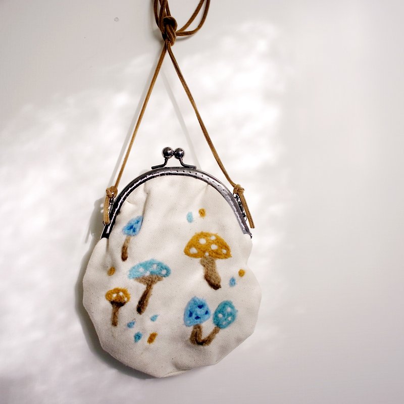 Mushroom seed handmade wool felt golden bag - กระเป๋าแมสเซนเจอร์ - ผ้าฝ้าย/ผ้าลินิน สีทอง
