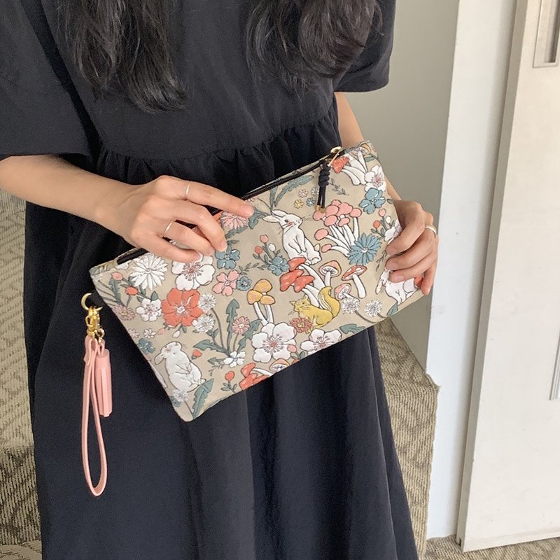 Jacquard Rabbit and mushroom storage clutch bag - 手拿包 - 棉．麻 多色