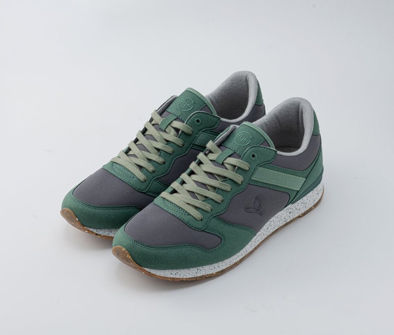 Pet bottle casual shoes La Lande retro jogging shoes pine green/iron gray boys' models - รองเท้าลำลองผู้ชาย - วัสดุอีโค สีเขียว