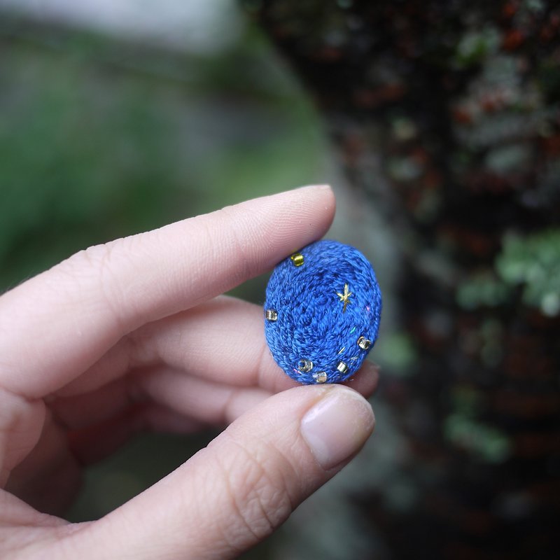 [Starry Night Dream] Hand-embroidered/earring clip-on earrings - ต่างหู - งานปัก สีน้ำเงิน