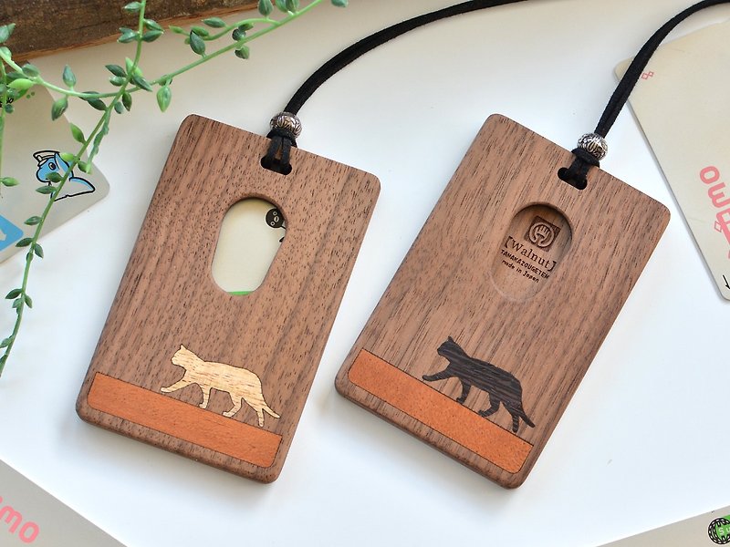 Wooden IC card case [Walking cat] White and black / Walnut - ID & Badge Holders - Wood Brown