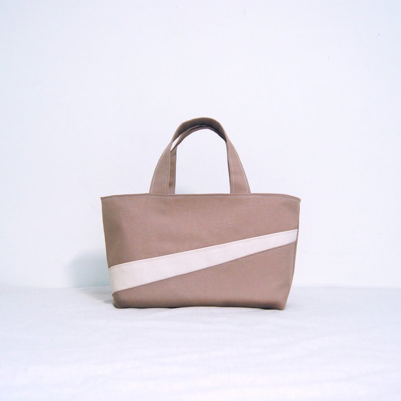 Spot hand-made dawn series boat-shaped tote bag-milk tea Brown - กระเป๋าถือ - ผ้าฝ้าย/ผ้าลินิน สีกากี