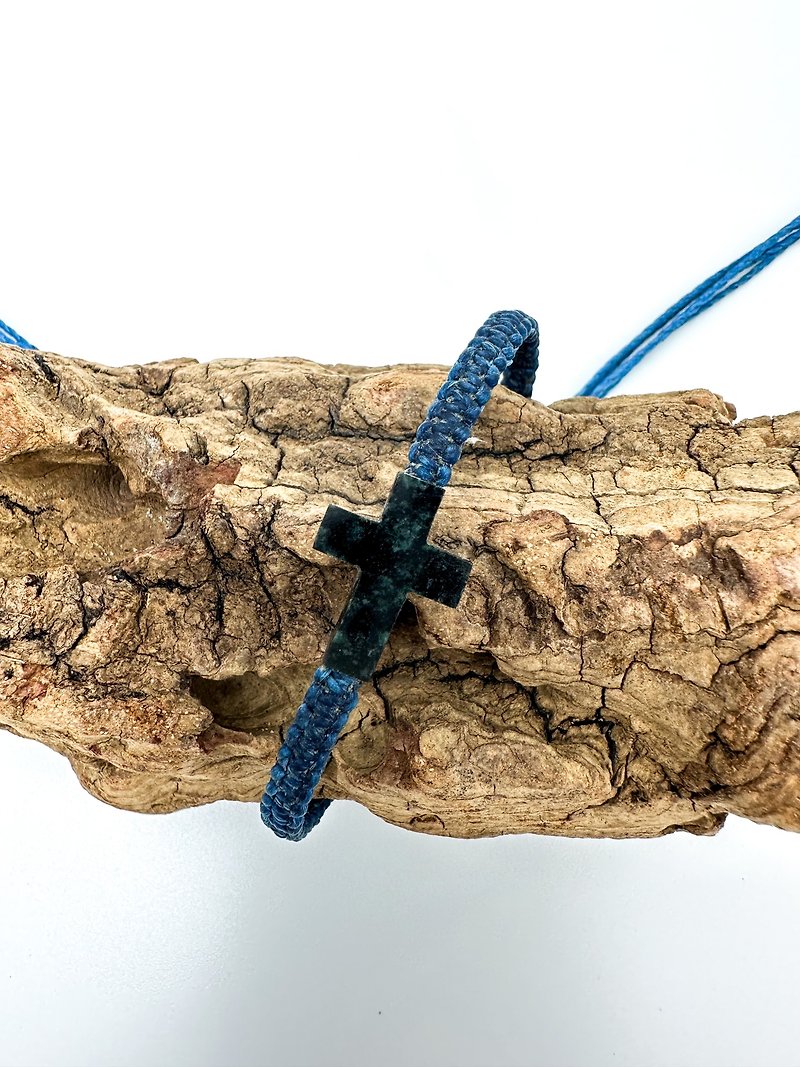 Guatemalan small cross jade woven bracelet - สร้อยข้อมือ - หยก 