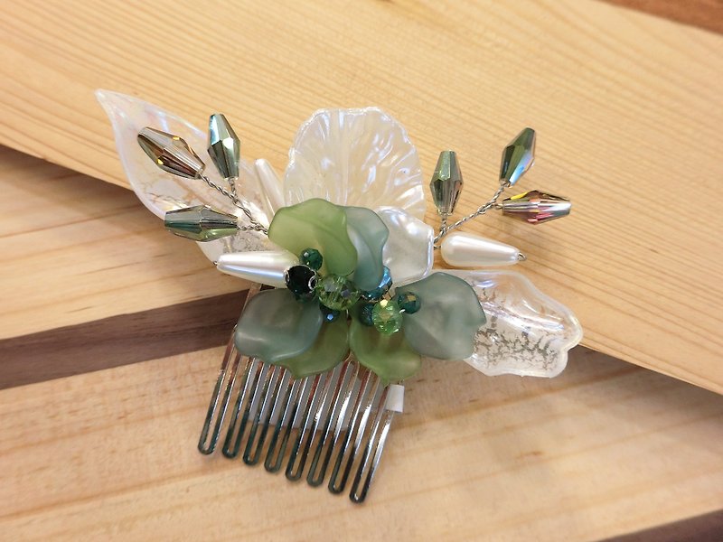 Wearing a happy dress decorated with a series of spring flowers - bridal hair comb. French comb. Self-help wedding - pastoral green - เครื่องประดับผม - โลหะ 