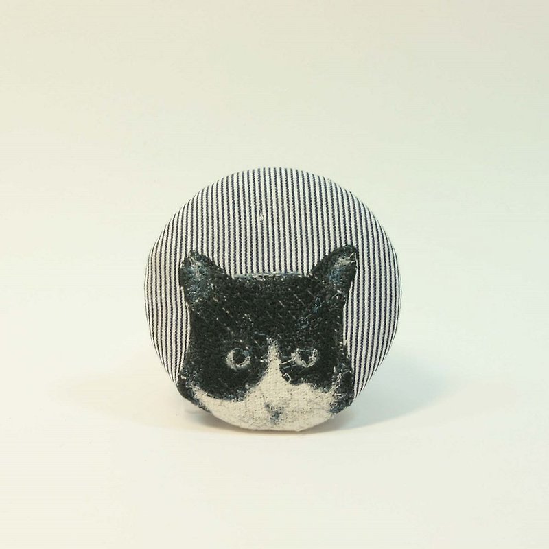 Embroidery Big Pin 03-Black and White Cat - เข็มกลัด - ผ้าฝ้าย/ผ้าลินิน สีดำ