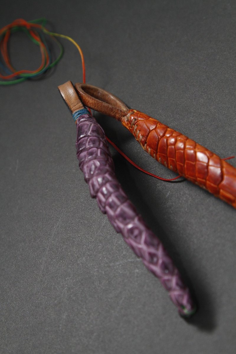 クロコダイルレザーキーホルダーペンダント-チェイス - キーホルダー・キーケース - 革 多色