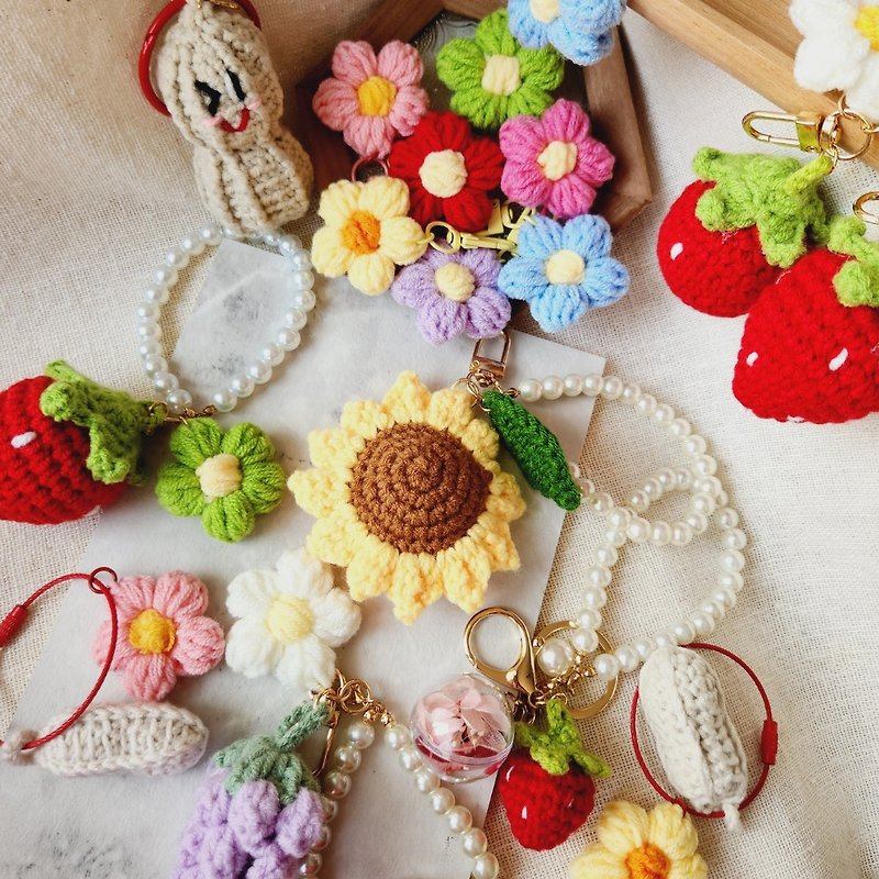 手機掛鍊 編織小物吊飾 毛線花 向日葵 康乃馨 好事花生 草莓 - 吊飾 - 棉．麻 