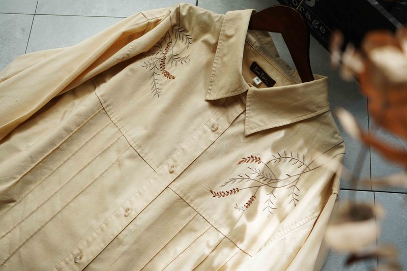 尋寶古著-森林系卡其棉葉子刺繡寬鬆長版襯衫 - 女裝恤衫 - 棉．麻 卡其色