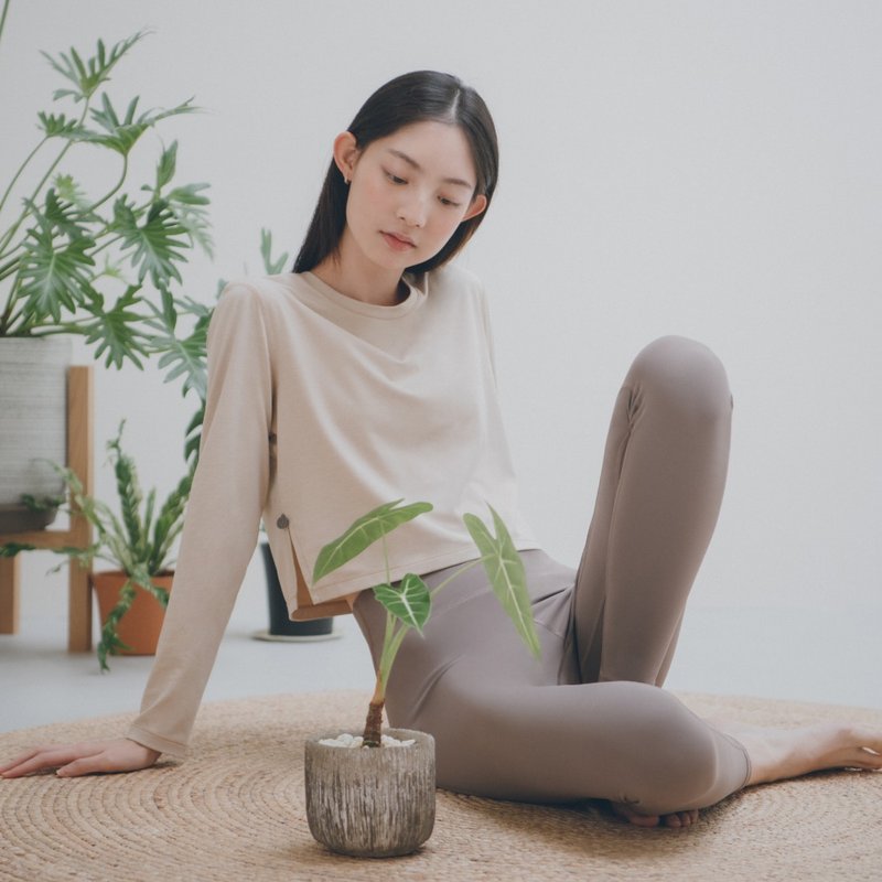 【MACACA】溫柔的支持長T - AHA3852 沐光沙 - 女運動上衣/背心 - 聚酯纖維 卡其色