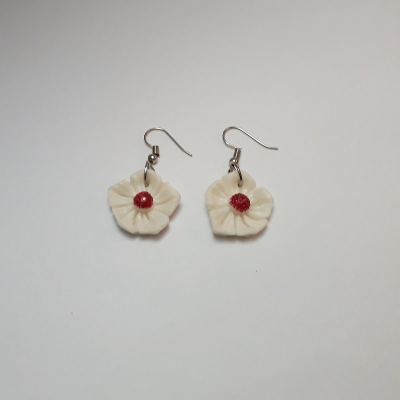 White flower Earring Handmade Air Dry Clay Eco Friendly Stainless Wire Hook - 耳環/耳夾 - 黏土 白色