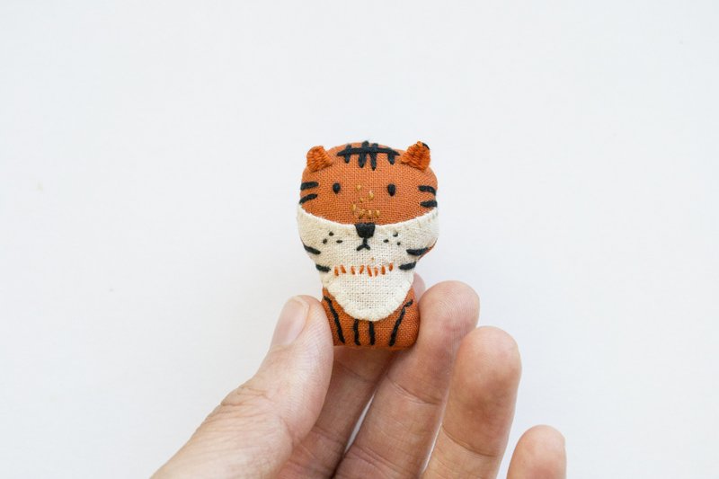 老虎胸針 Tiger mini brooch pin - 胸針 - 棉．麻 橘色