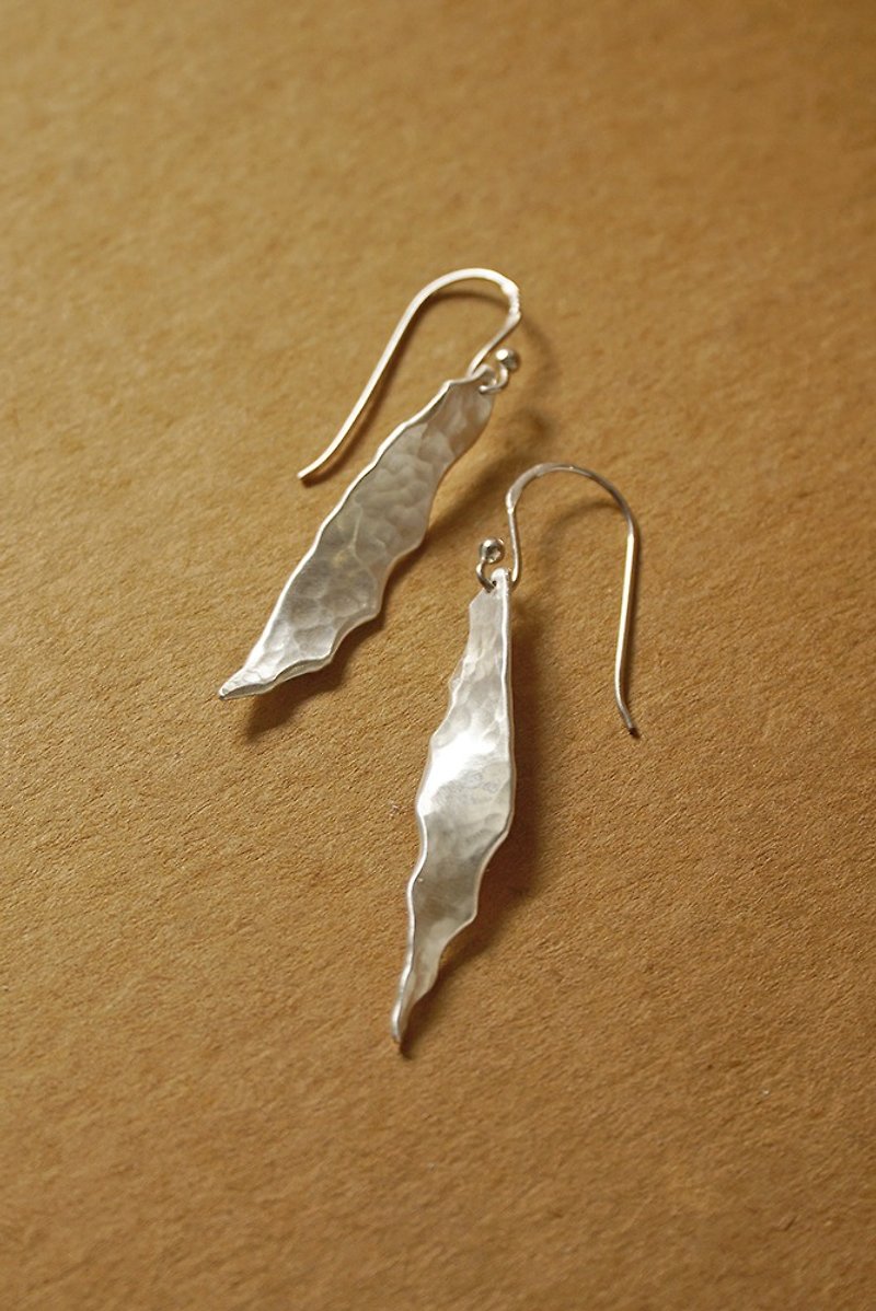 Christmas Leaf Twist Forged Silver Earrings - ต่างหู - เงิน สีเงิน