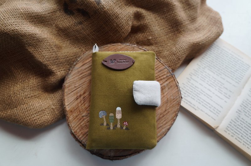 Hand-painted mushroom passport holder in the forest - ที่เก็บพาสปอร์ต - ผ้าฝ้าย/ผ้าลินิน สีเขียว