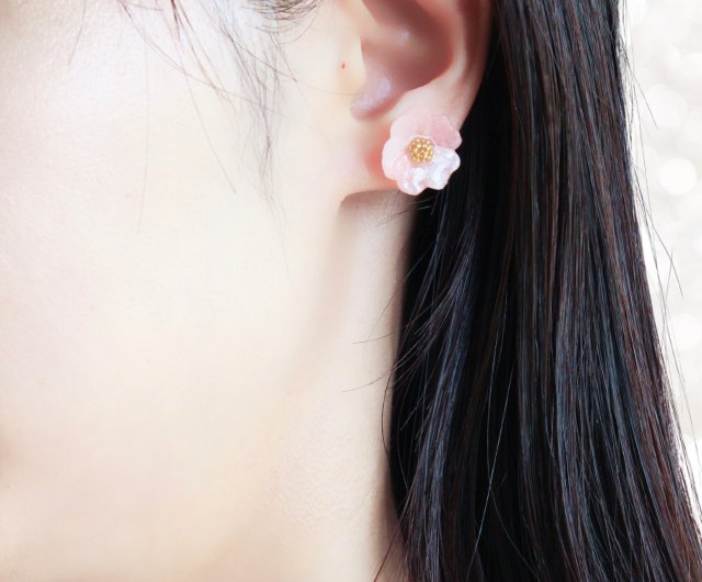 No.218 ピンクのお花と蝶々　本物のお花のピアス　イヤリング | フリマアプリ ラクマ