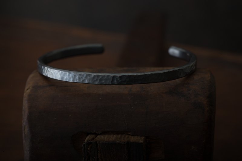 鎚目海浪/樹紋手環 炭墨黑 Oxidized Hammered Head Bangle - 手鍊/手鐲 - 純銀 黑色