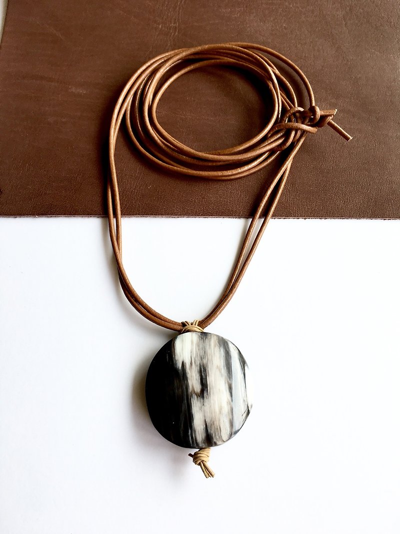 Cow horn and leather long necklace - สร้อยคอยาว - หนังแท้ สีดำ