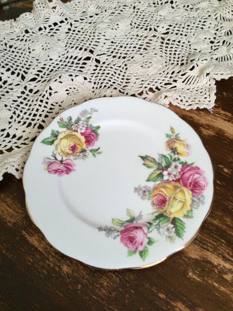 Queen Anne  Manor Roses Saucer-08 - จานและถาด - เครื่องลายคราม 