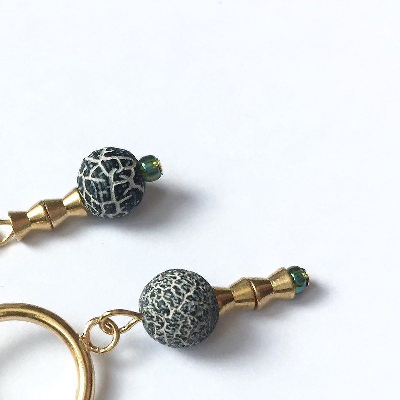 Weathered stone engraved needle / clip-on earrings - ต่างหู - เครื่องเพชรพลอย สีเทา