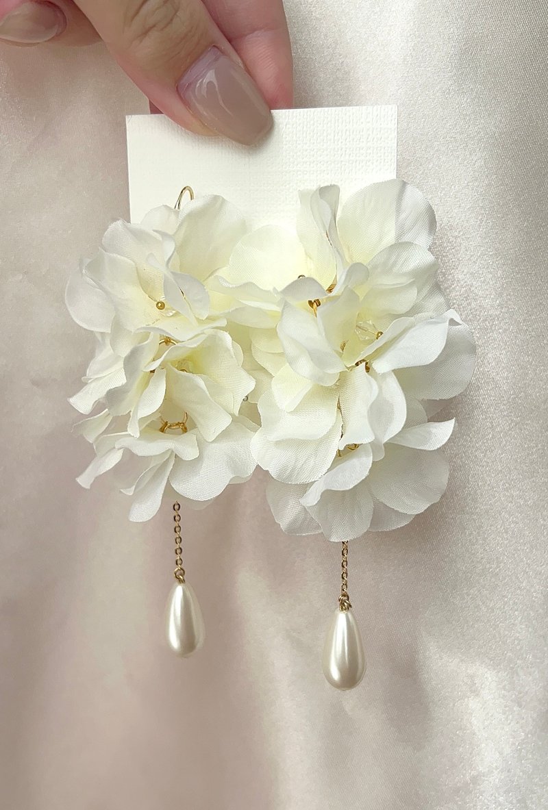 Flower lover Gold Pearl Botanical Wedding Bridal Wedding Large Earrings Petals - ต่างหู - โลหะ ขาว