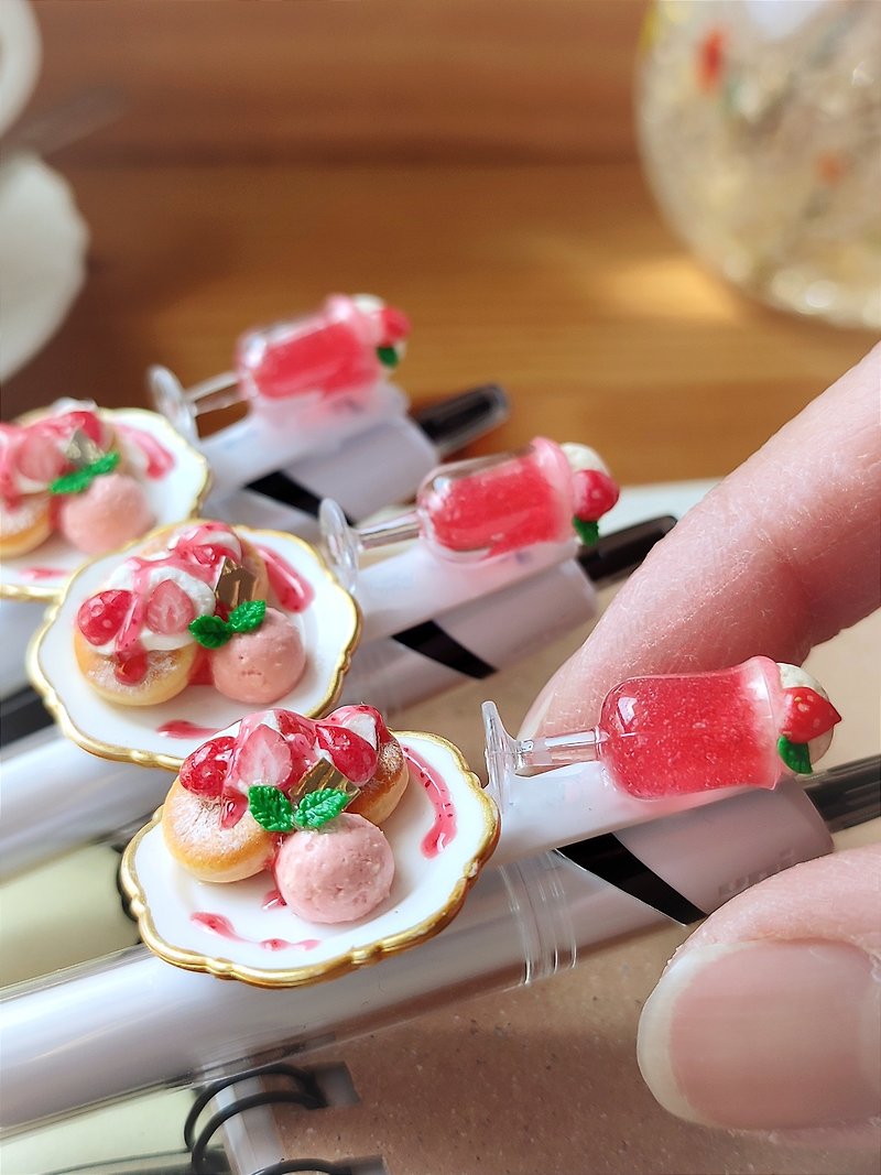 Strawberry-filled pancake pen from a cafe Miniature food Ballpoint pen Miniature Fake sweets Food sample - ปากกา - ดินเหนียว ขาว