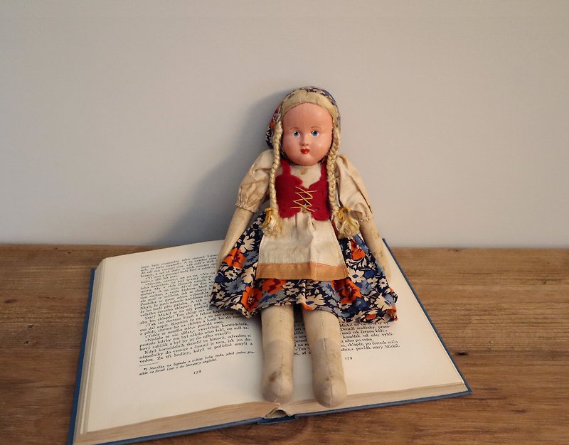 【Little Fairies】波蘭古董老件歐洲復古手繪娃娃 - 金髮辮子 - 公仔模型 - 棉．麻 紅色