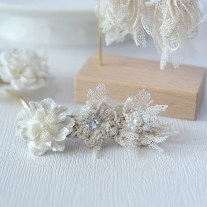 日本製オフホワイト糸かぎ針編みフラワーヘアクリップ - ヘアアクセサリー - 刺しゅう糸 ホワイト