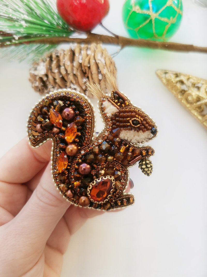 Squirrel brooch, embroidered squirrel, animal brooch - เข็มกลัด - คริสตัล สีส้ม