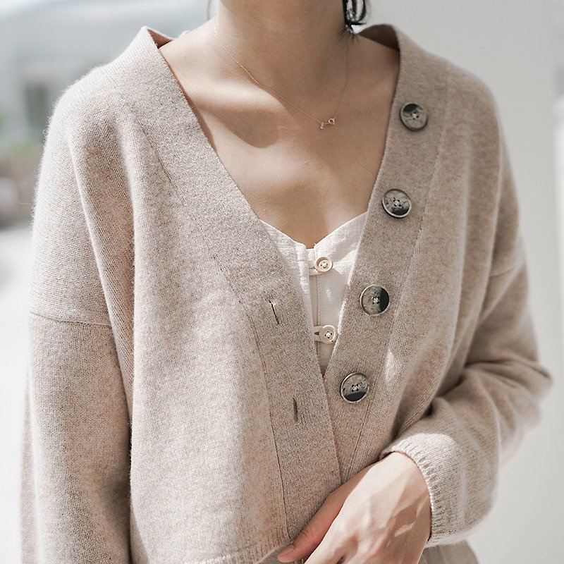 Pink camel Japanese chic style 100% pure wool four buckle V-neck short cardigan new autumn and winter please please | vitatha Fan Tata original design independent women's brand - สเวตเตอร์ผู้หญิง - ขนแกะ สึชมพู