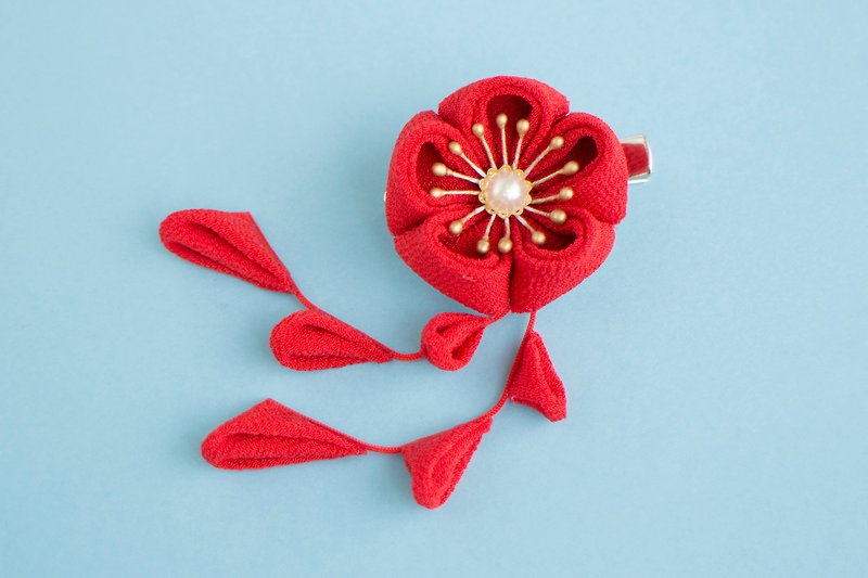 Cute Koume-san's hair ornament, red hairpin, knob work, Shichi-Go-San plum, kimono, Japanese accessories, coming-of-age ceremony, graduation ceremony, entrance ceremony, New Year's Yukata, swaying, swaying corsage - Hair Accessories - Silk Red