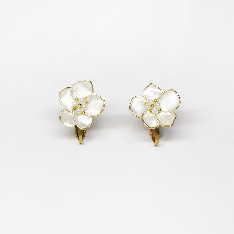 half's half- bloom (small flower pearl white) - Flowers / auricular / ear clip / needle / earrings / resin - Earrings & Clip-ons - Other Materials White