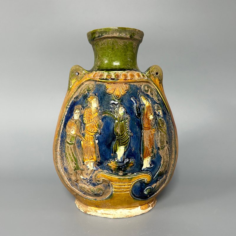 Tang Dynasty Tri-Colored Hu Tengwu Flask - ของวางตกแต่ง - ดินเผา สีกากี