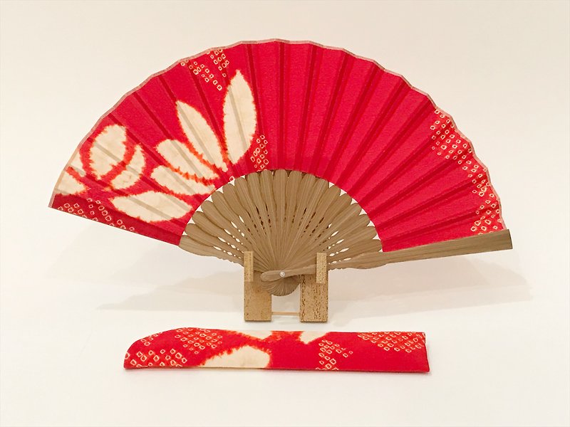 【受注制作】着物扇子　アンティークの絹の着物使用　日本の京都の職人が手仕事で制作　オンリーワン　プレゼントに最適 - 扇子・うちわ - シルク・絹 レッド