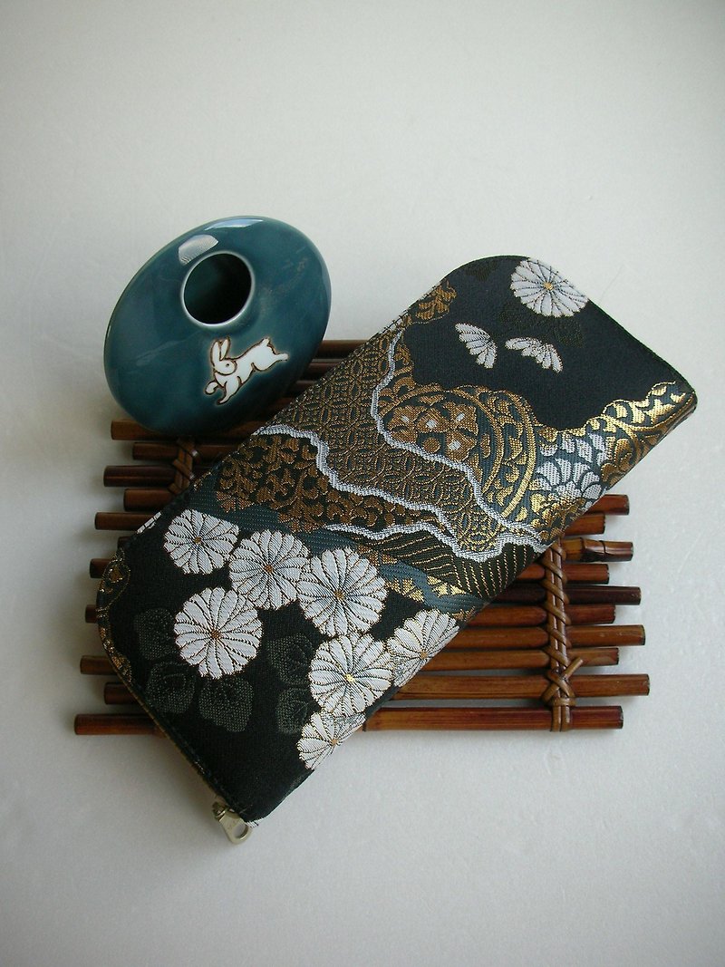 Jingxizhen Jintao Nishiki Weaving [mountain-shaped ground chrysanthemum pattern]-long clip/wallet/change - กระเป๋าสตางค์ - ผ้าไหม สีดำ