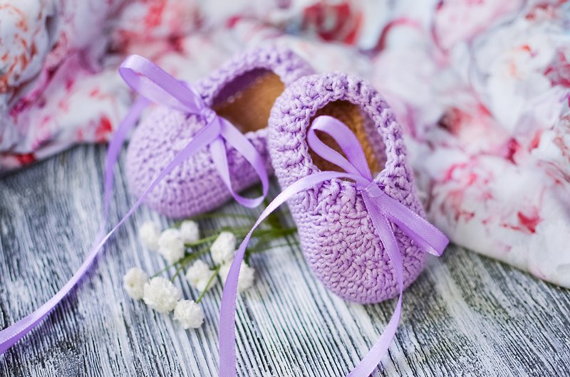 綁帶寶寶鞋嬰兒鞋學步鞋  禮品 cute baby booties with ribbon, purple moccasins for baby girl - Baby Shoes - Cotton & Hemp Purple