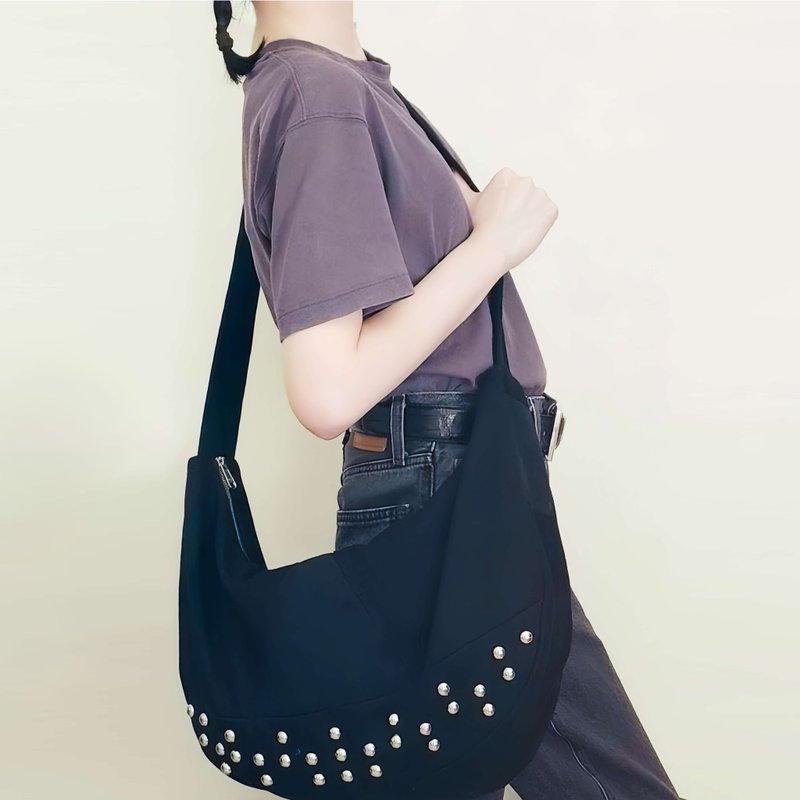 LARGE STUDDED DENIM HOBO BAG 黑色丹寧布鉚釘流浪漂流人包 - 側背包/斜背包 - 棉．麻 黑色