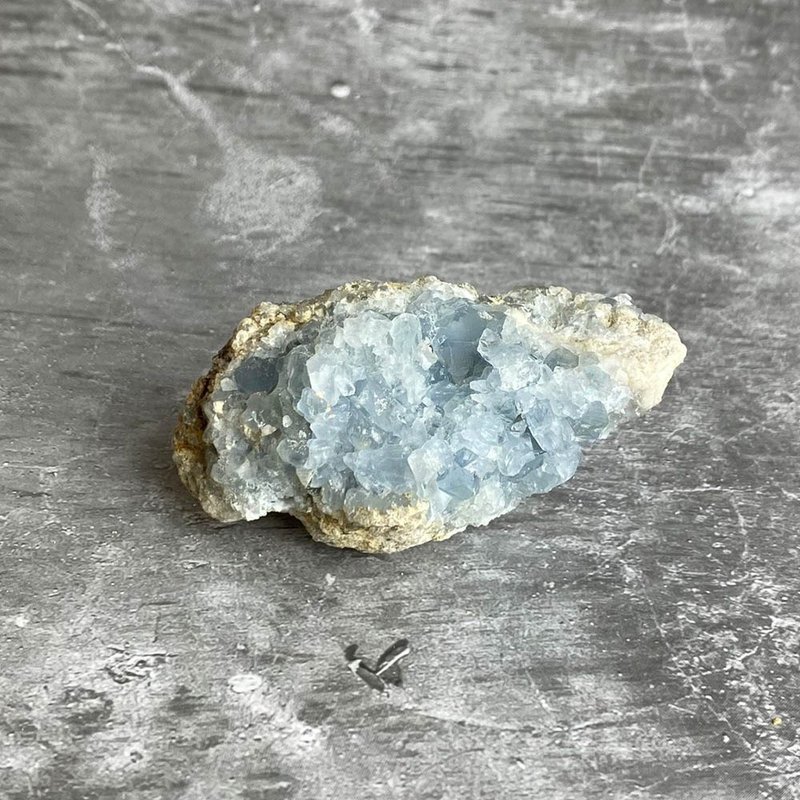 Crystal Cluster - Celestite Raw Mine Office Healing Micro Landscape Device Decoration One Object and One Picture - ของวางตกแต่ง - เครื่องเพชรพลอย สีน้ำเงิน