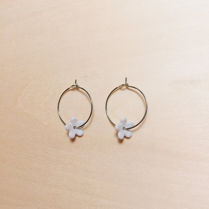 Retro mini sky blue flower earrings - Earrings & Clip-ons - Resin Blue